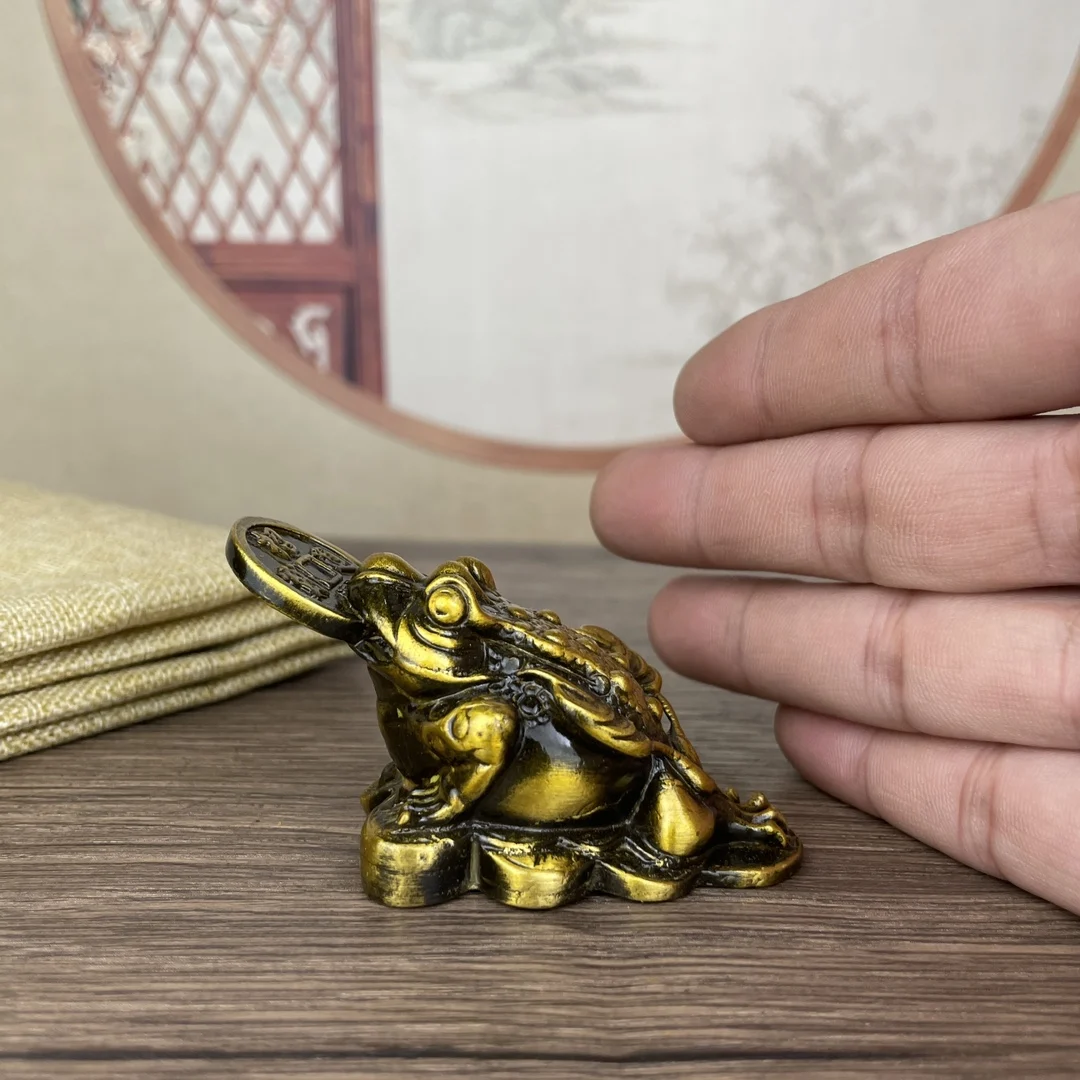 

Lucky animal bronze statue Golden toad measures 7.5 cm in length, 4.2 cm in width, and 3.7 cm in height Weighing 86g