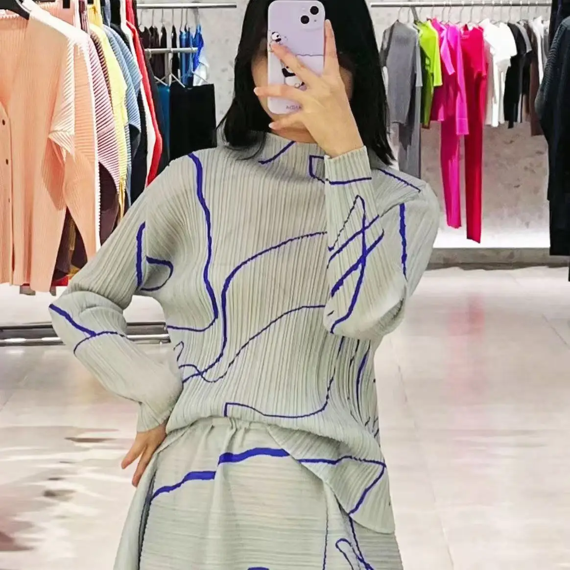 

Miyake Плиссированная классическая высококачественная дизайнерская футболка с принтом сверху и получерепаховым воротником с длинными рукавами и плиссированной футболкой