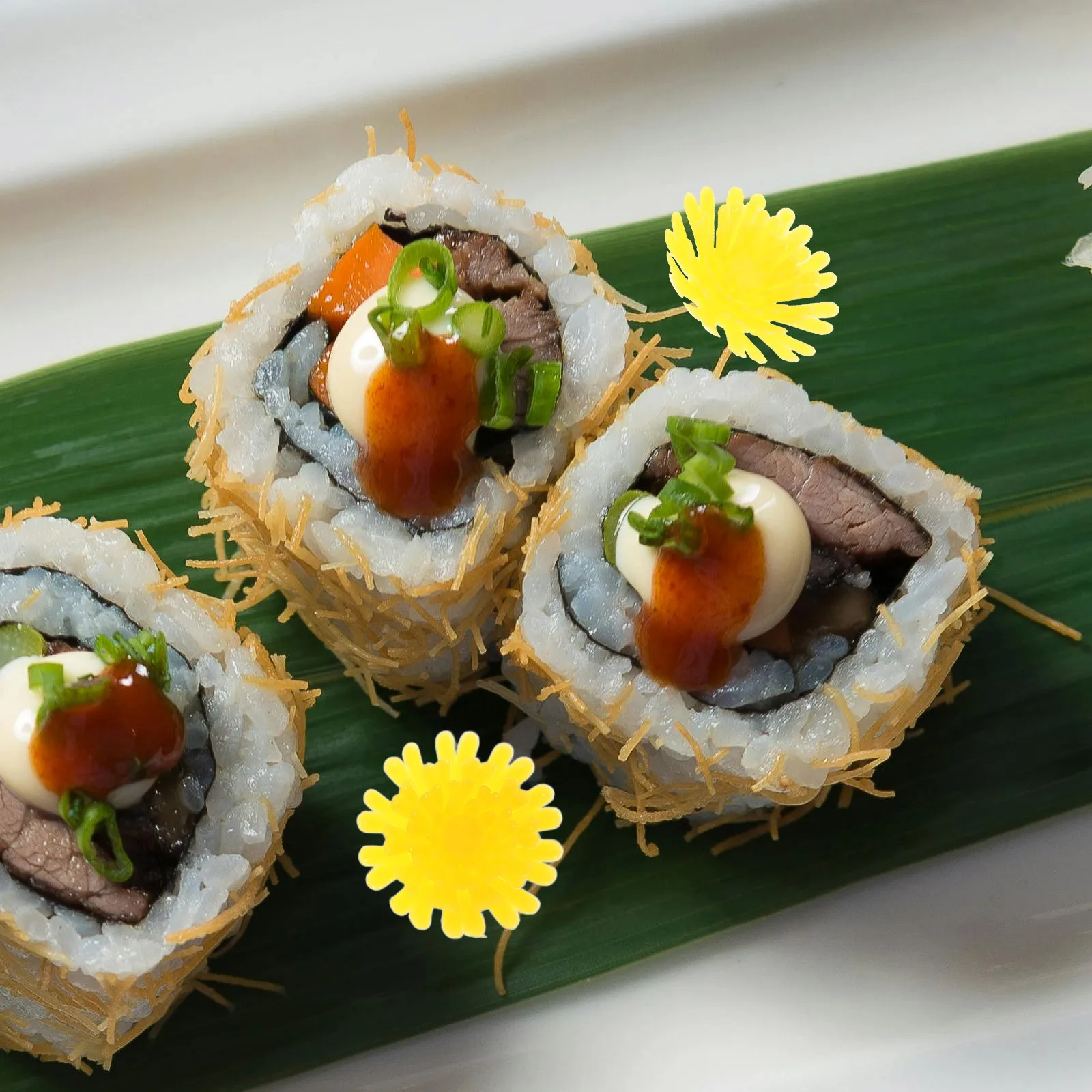 

200Pcs Artificial Sushi Flowers Yellow Chrysanthemum Plastic Decorations Disposable Sashimi Plate Flowers Japanese Restaurant