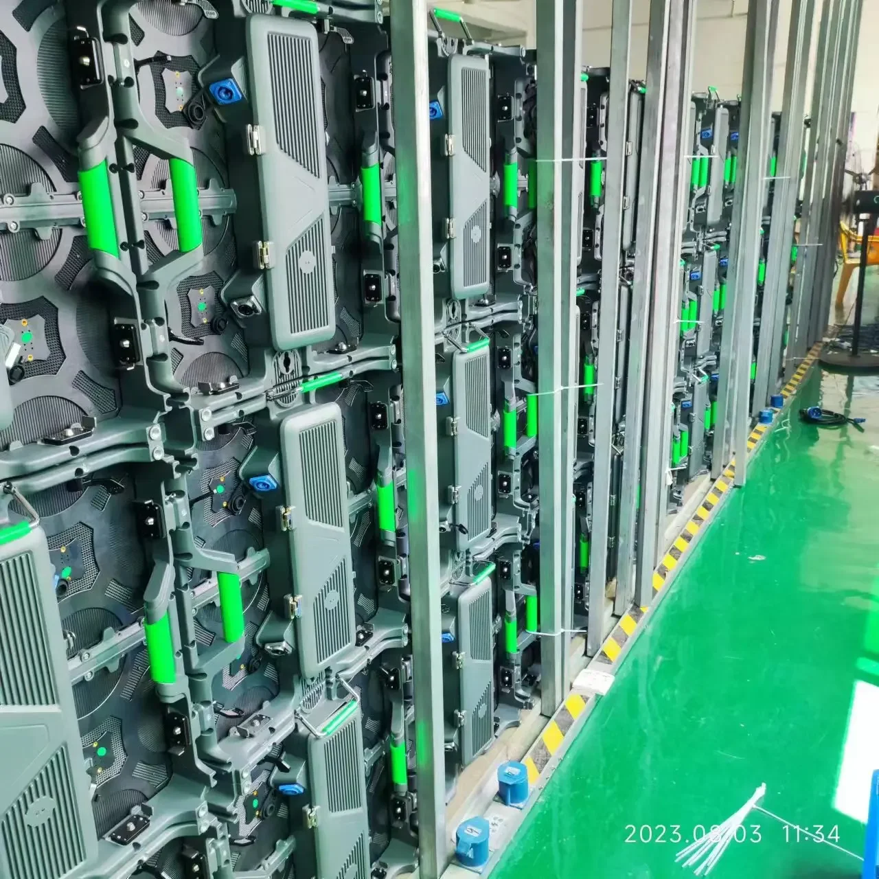 高輝度 P3.91 屋外レンタル LED ディスプレイ 8 個 500*500mm 必要な付属品が付属