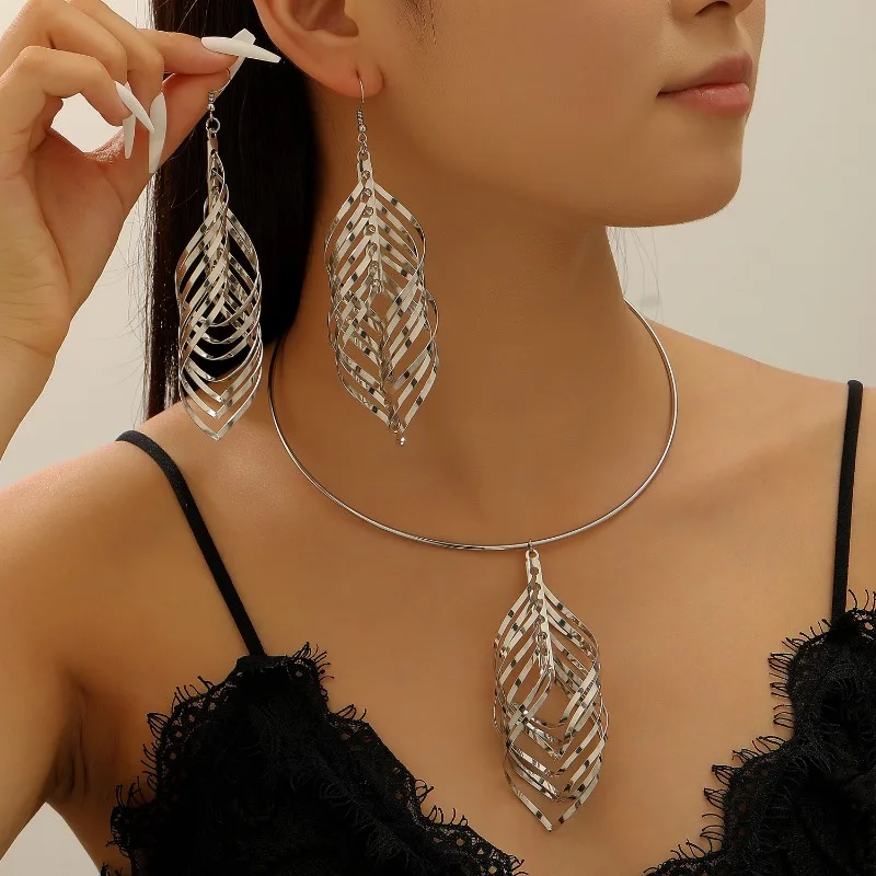 أقراط أوروبية وأمريكية بسيطة ذات مزاج زاوي كلاسيكي مع حلق هندسي محيطي مزدوج الطبقات للنساء