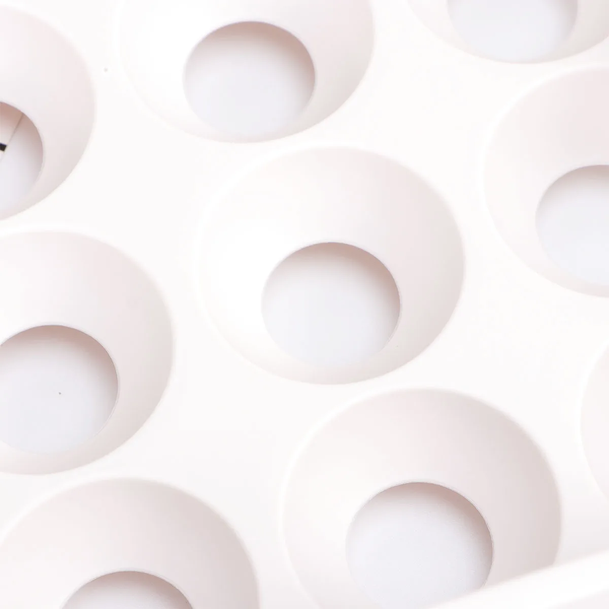 

White Single Layer Egg Storage Box 30 Cell Stackable Food Safe Plastic Container for Kitchen Fridge Organization