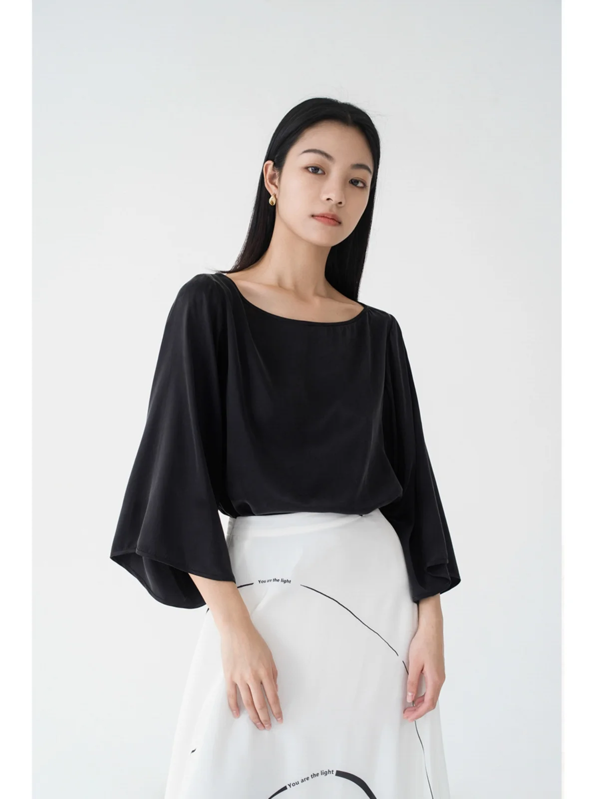 

Ele Bla Silk Seven-Quarter Sve T-irt Women's Chic oulder Baring Top Commute Simple Sle Pure Color Straight Cut