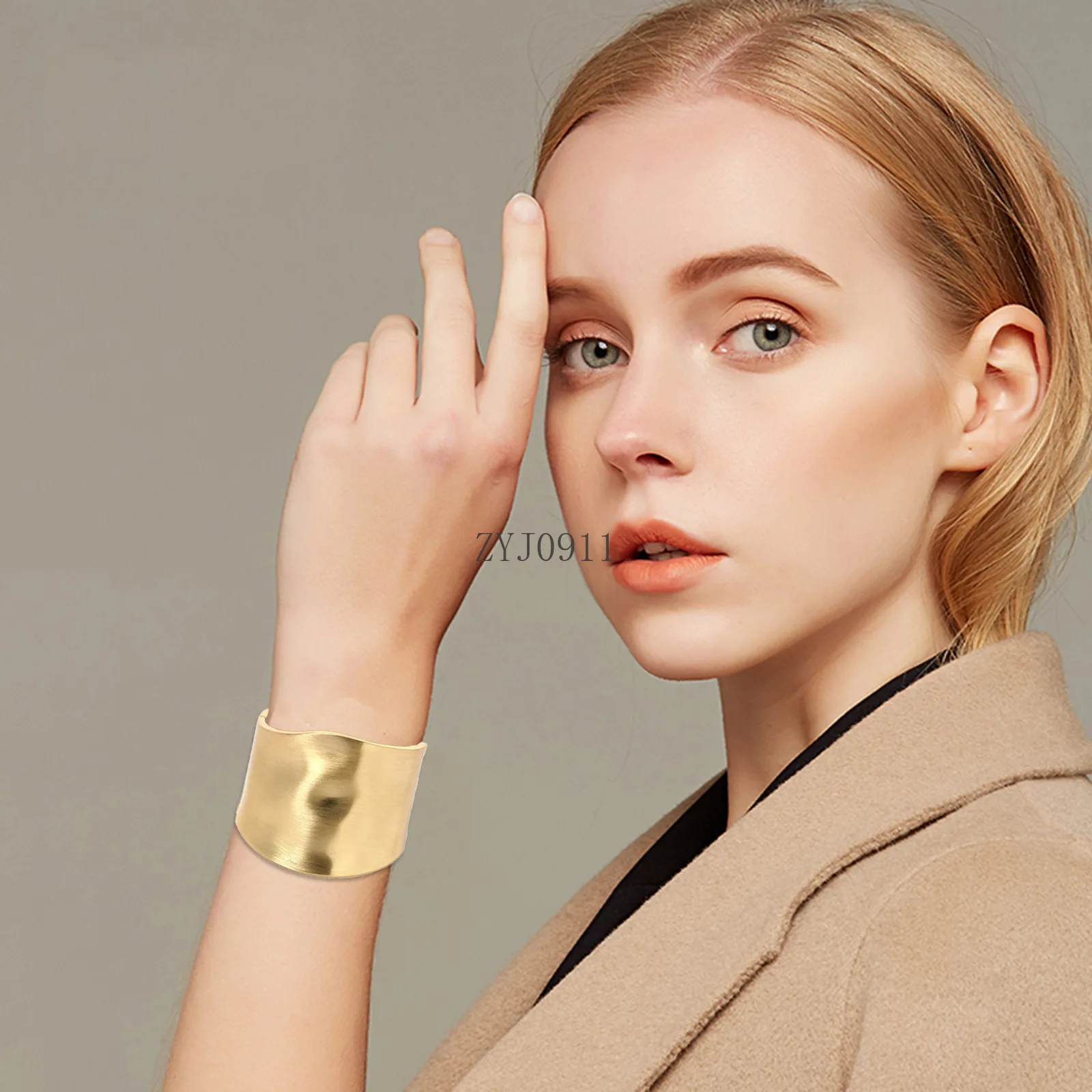 Y  European and American gold wide edged glossy non fading electroplated exaggerated female hand opening bracelet