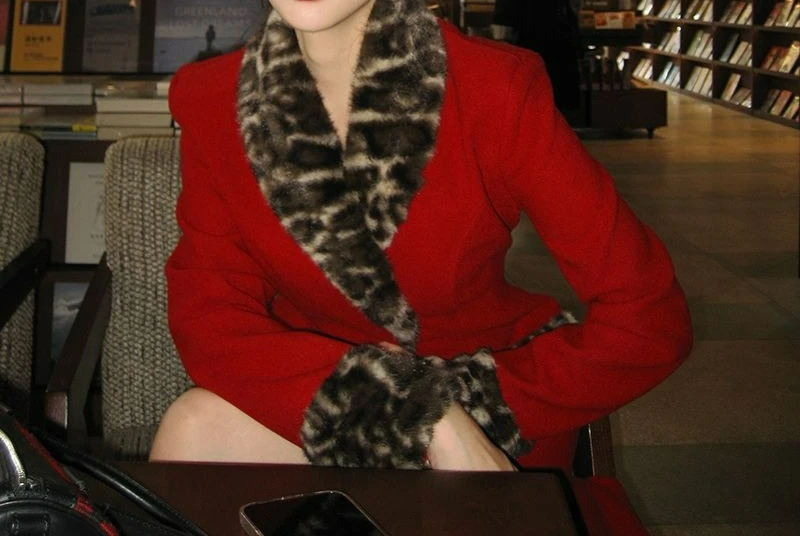 Niche mode imprimé léopard taille Design sens col en v manteau femmes nouveau hiver couleur contrastante tempérament manteau en laine