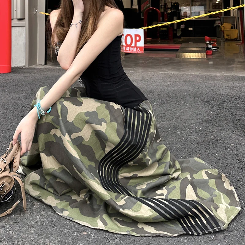 Benuynffy レトロ迷彩プリントカジュアルロングスカート女性のストリート Y2k サイドストライプポケットビッグスイングマキシスカート 2025 新