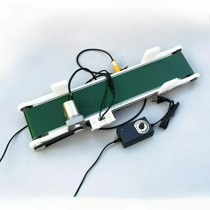 Piccolo trasportatore a nastro trasportatore da tavolo con contatore fotoelettrico Modello di linea di assemblaggio in plastica PP Velocità regolabile