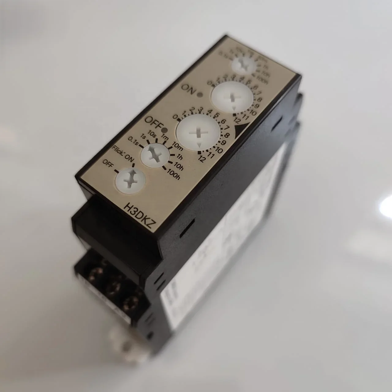 H3DKZ-F  Analog Timers -  Range of DIN Track-mounted, Standard 22.5-mm-width Timers, 24 to 240 VAC/DC, 50/60 Hz *2 12 VDC *2