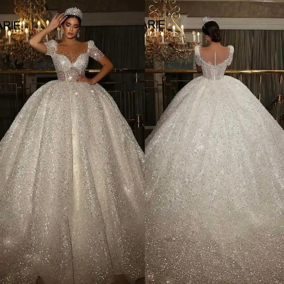 Sparkly Ball Gown ชุดแต่งงาน SHEER คอแขนสั้นชุดเจ้าสาวลูกไม้กวาดรถไฟที่กําหนดเองชุด