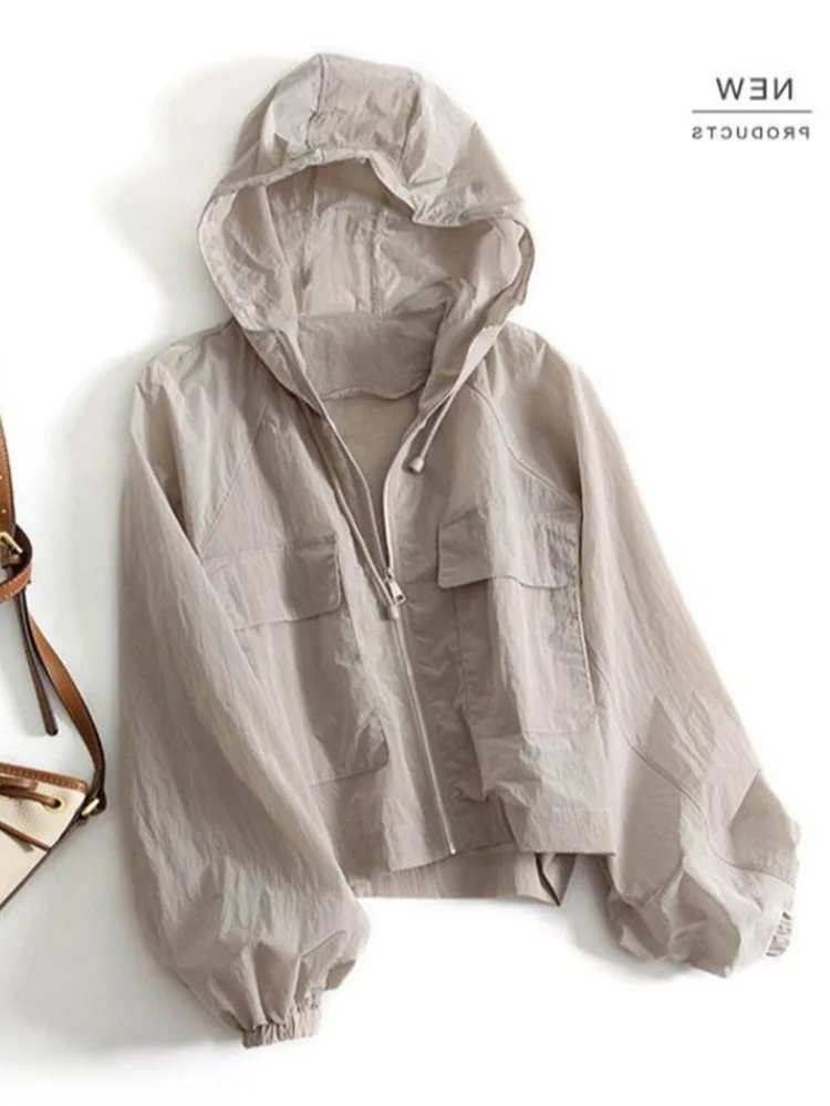 Jaqueta Fena Leve de Aodão e Linho com Proteção Solar, Crimento Curto, Fechamento com Zíper, Manga Longa, Corte Solto