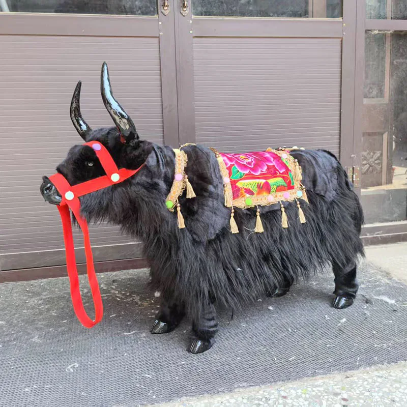 

Великомасштабная реалистичная модель яка с черно-белым мехом, реквизит для демонстрации тибетского культурного мастерства для музейной галереи, выставки