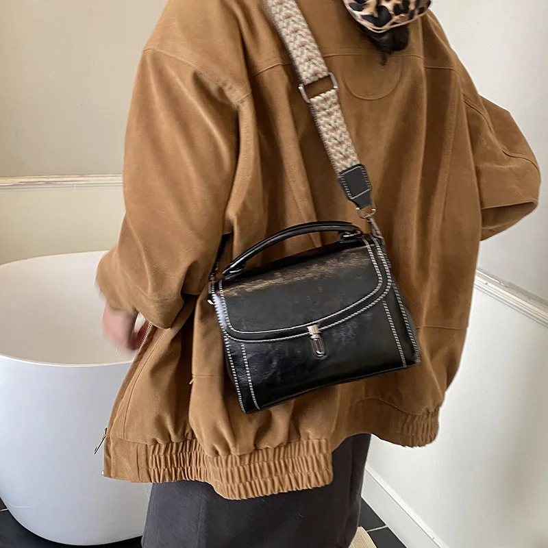 حقيبة كتف متخصصة لخريف وشتاء 2025، محفظة كروس عتيقة بحزام عريض، حقيبة مربعة للركاب النسائية، حقيبة حبال من النهار إلى الليل