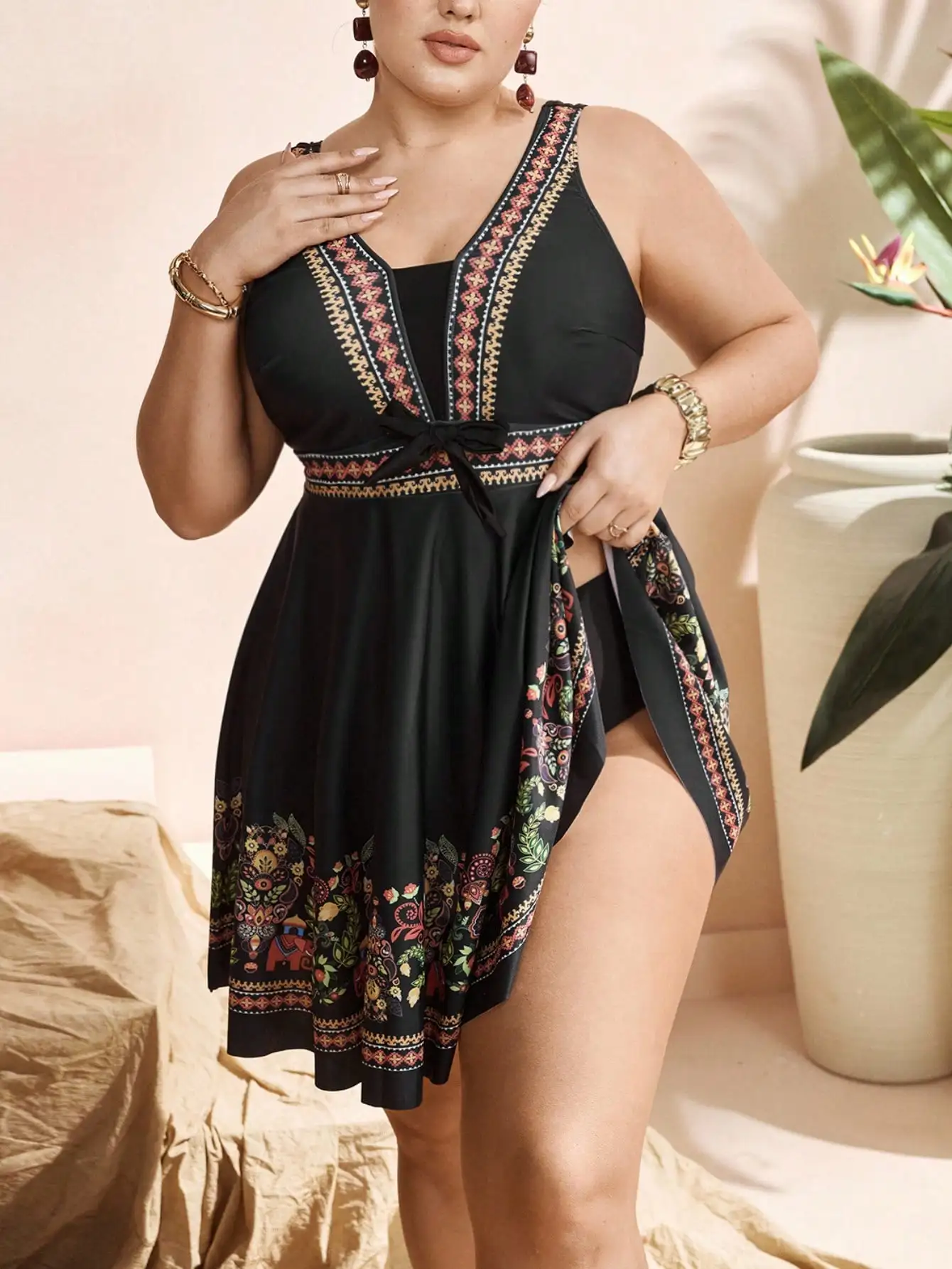 

Черное купальное платье больших размеров с богемным принтом, юбкой-накидкой и завязками на талии