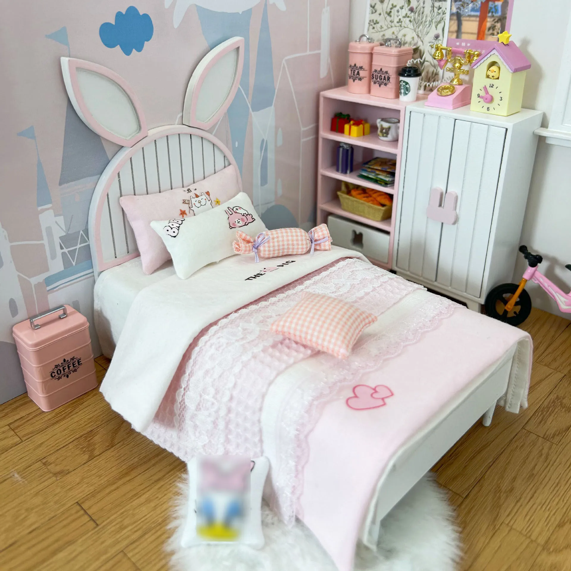 1:12 Puppenhaus-Zubehör, niedliches Kaninchen, Einzelbett, Cartoon-Garderobe, mehrstufiger Spind, Puppenmöbel, Modell OB11, Szene, Ornamente