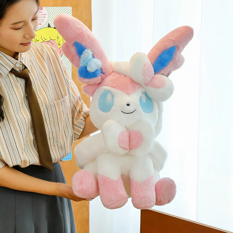 Sylveon Plüschtier in sitzender Pose, kuschelig weich, flauschig, Anime-Puppe im japanischen Stil, Dekokissen für Sofa, Bett, Heimdekoration, Geschenke – Detail 27