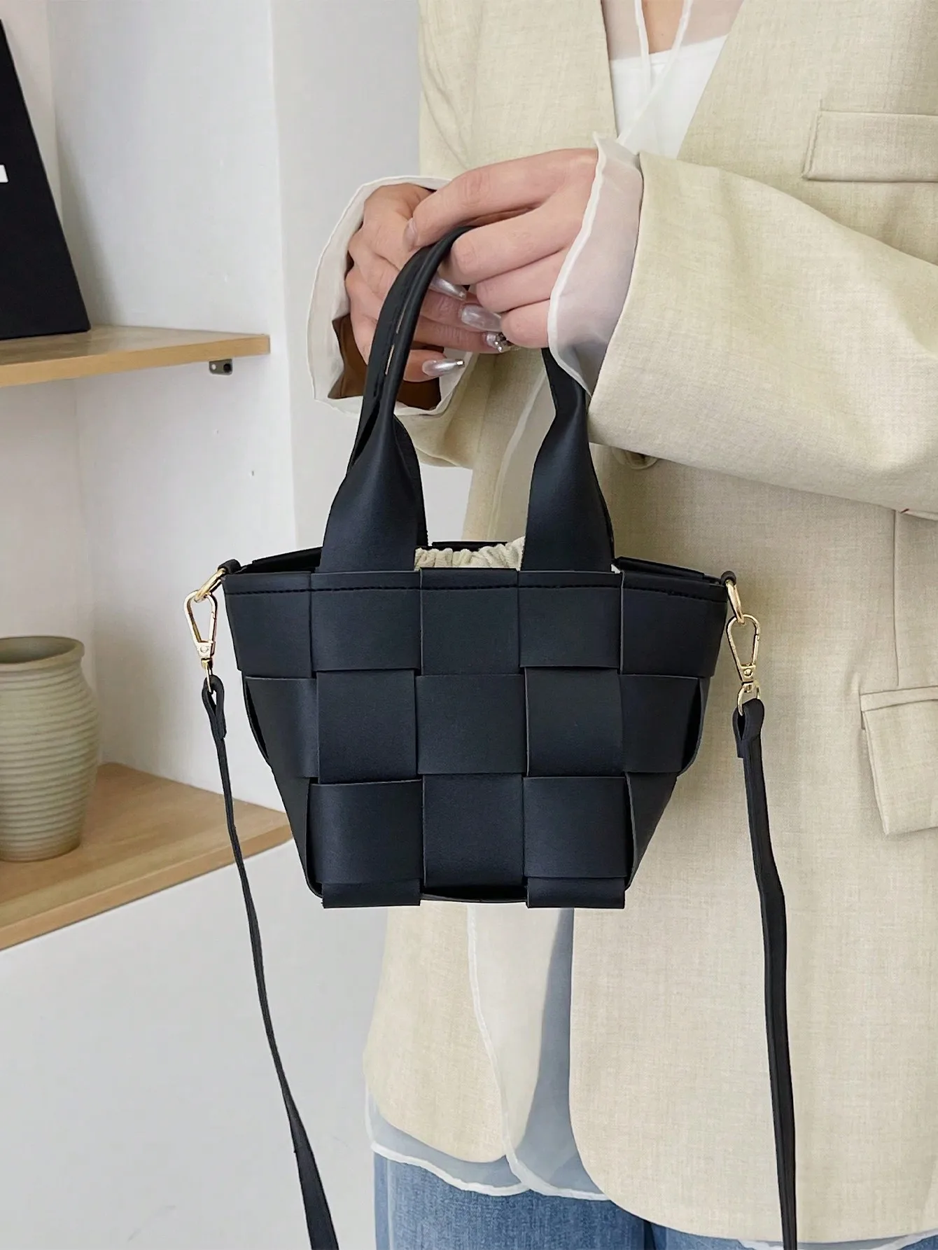Modische, minimalistische, karierte Bucket Bag, leicht, mit verstellbarem Riemen, Damen-Handtasche mit Tragegriff für Urlaub, Reisen und den Alltag – Detail 19