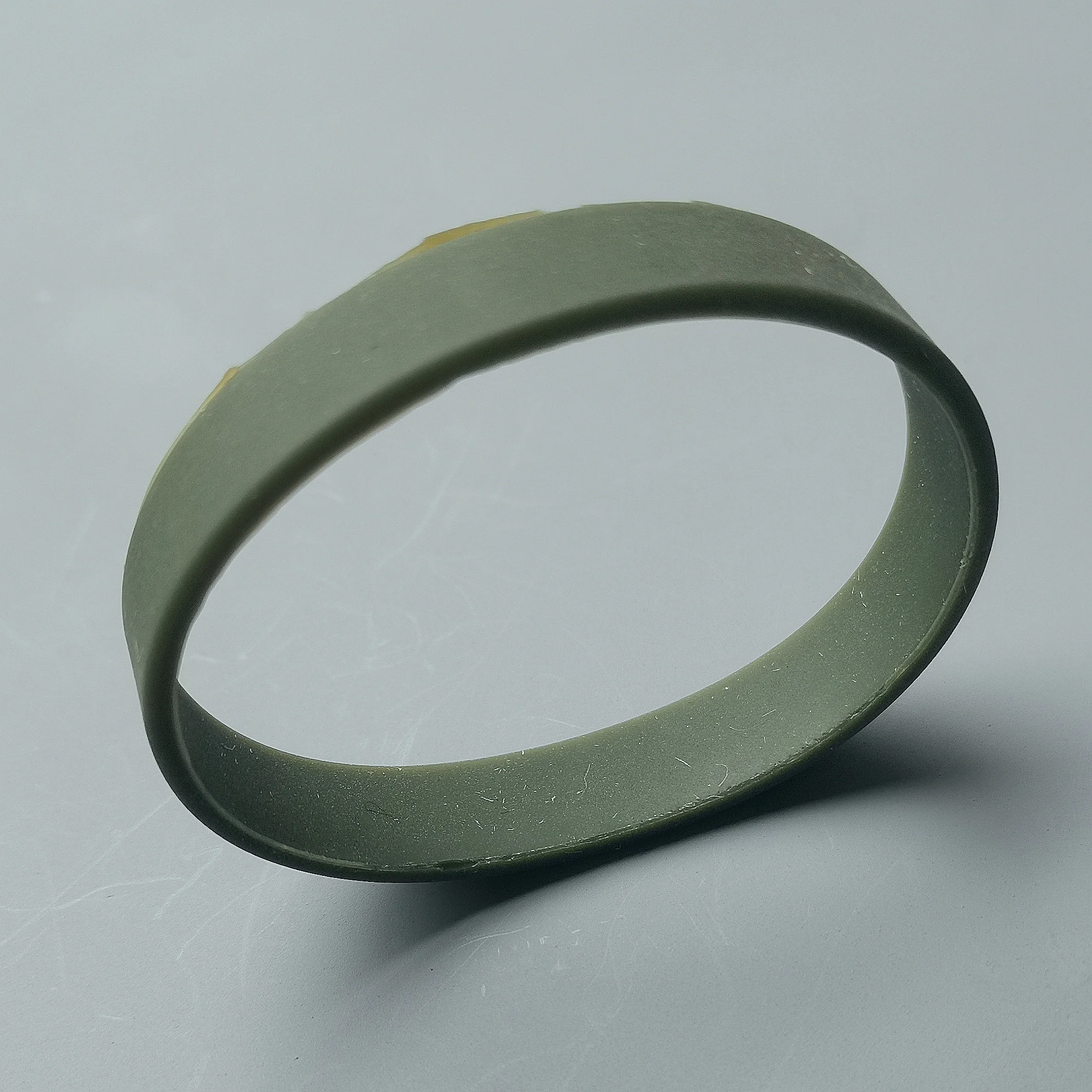 Accesorio táctico con gomas y anillos elásticos de silicona para fijar equipo