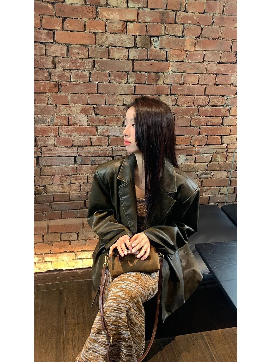 

Женская кожаная куртка свободного кроя с коричневым воротником, осенняя, в стиле слэш, винтажная, качественная, приятная на ощупь, в стиле Hong Kong.