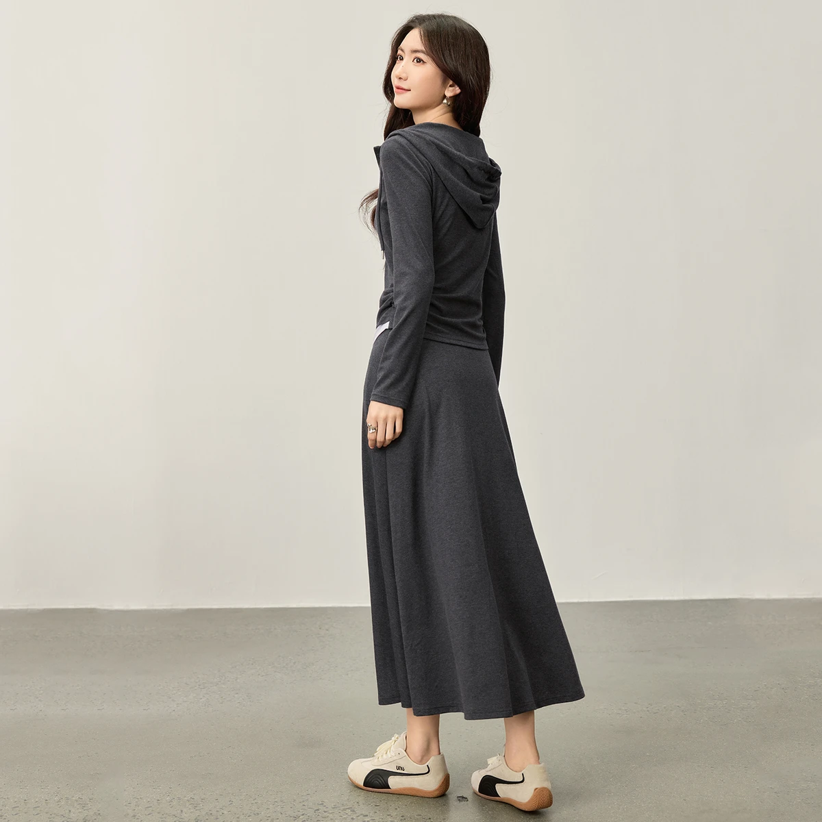 أطقم تنورة نسائية غير رسمية من SENTUBILA لخريف 2025 مكونة من قطعتين تي شيرت بأكمام طويلة برباط تنانير مرنة على شكل حرف a 153ZF2837