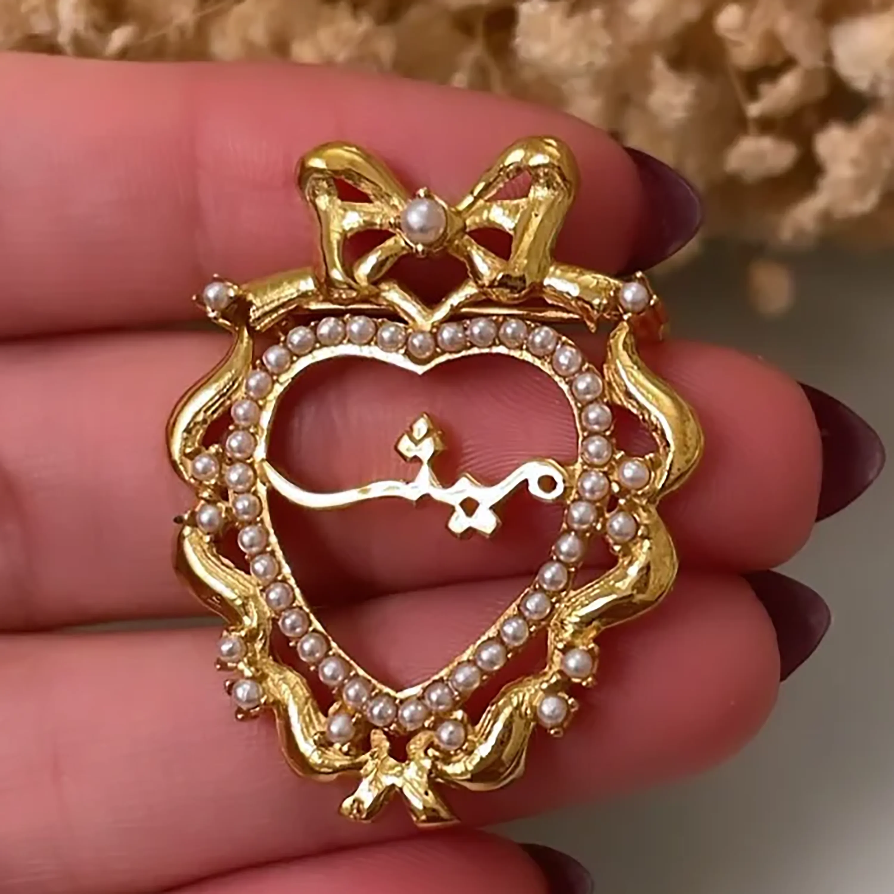 

Arabic Traditional Clothing Enjoys Customized Services, Mid-To-High-End Products Status Symbols And Jewelry For Ladies.