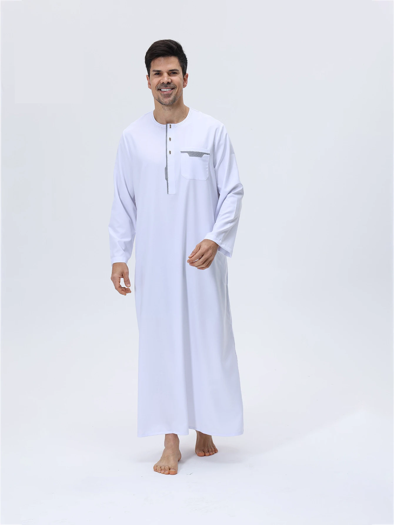 男性用白いジュバ・トーベ、イスラム教徒の服装、サウジアラビアのローブ、トルコのカフタン、ドバイのアバヤ、ダファ、ディシュダシャ、伝統的なイスラム教徒の服