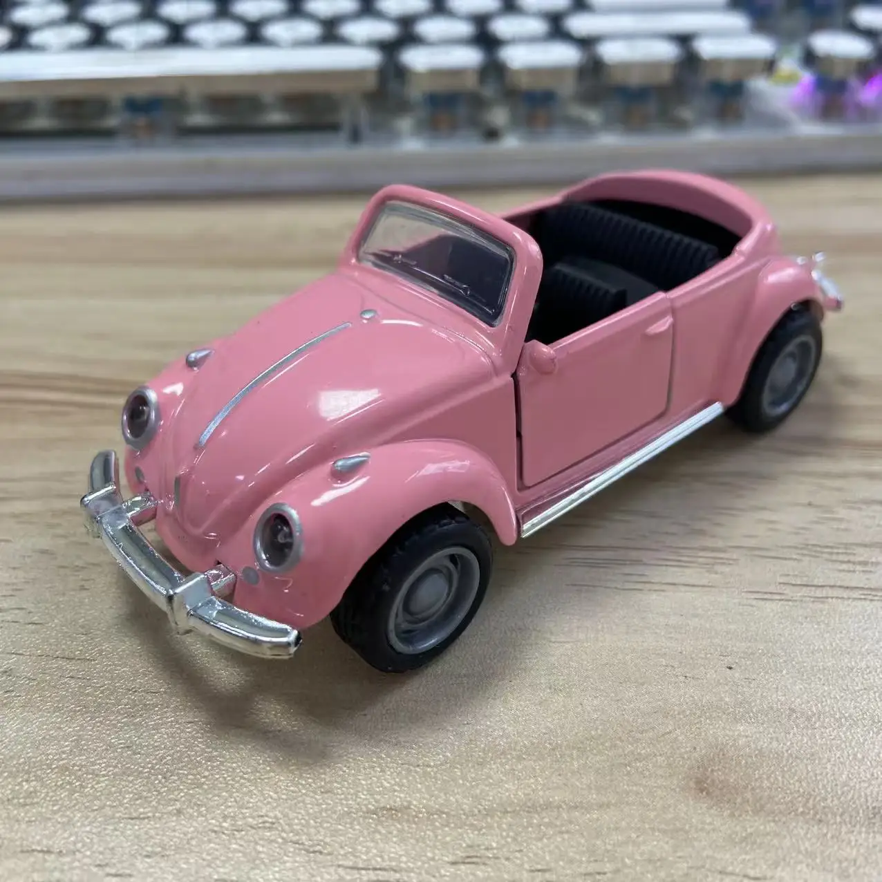 1 Stück, im Beutel verpacktes, klassisches, im Vintage-Stil gehaltenes, aus Zinklegierung gefertigtes Automodell, Retro-Roadster, mit Rückziehfunktion, aufklappbare Seitentüren. – Detail 18
