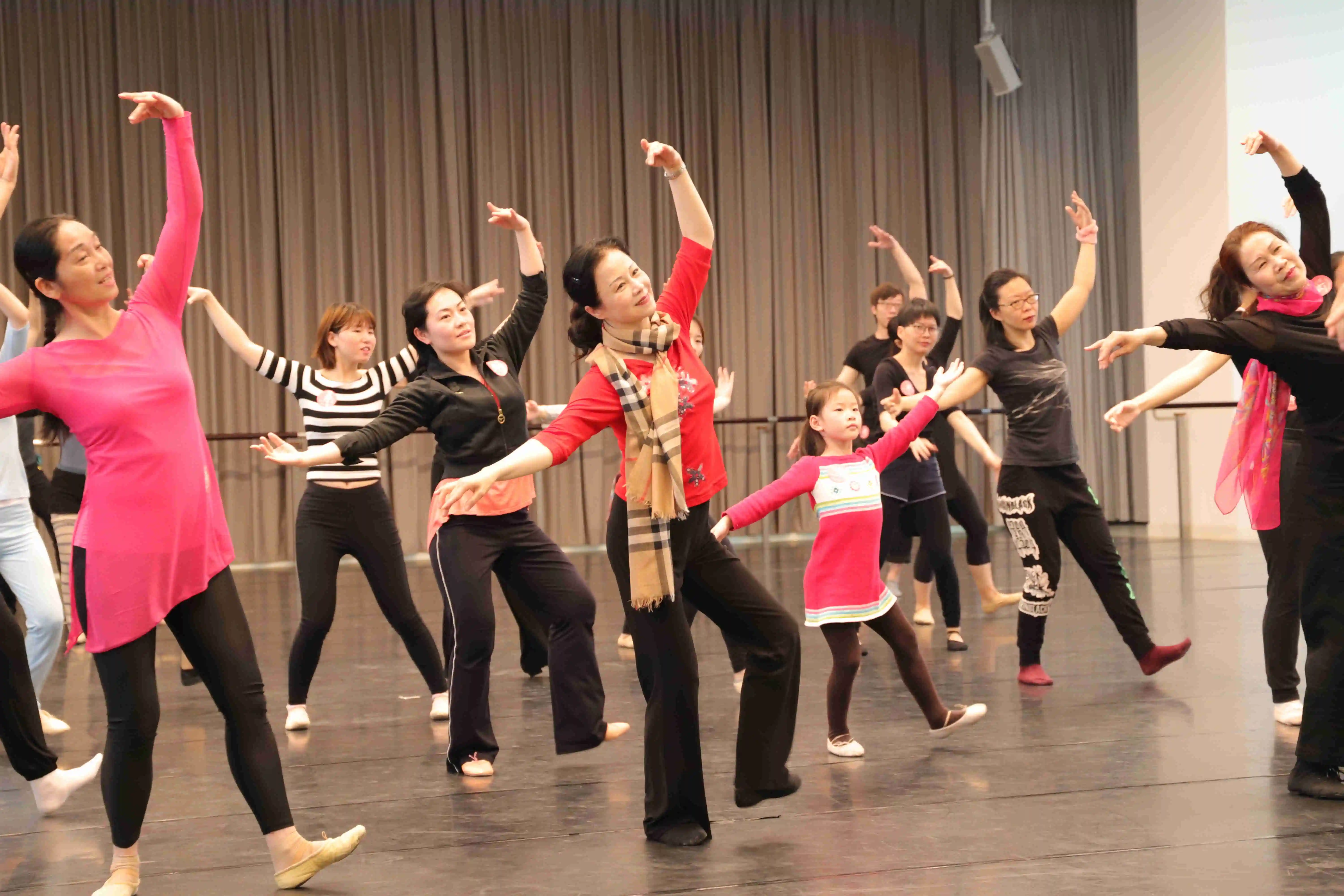 

1/32 Scale RC Car Servo-Steered Rear-Drive Racing Drift 4WD Car