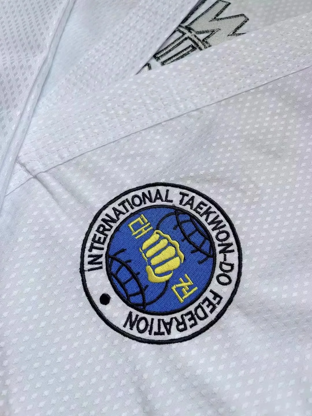 ITF Tradycyjne mundury taekwondo Początkujący Studenci Mundury kadet Nowo zmodernizowane, szybkoschnące tkaniny z haftem