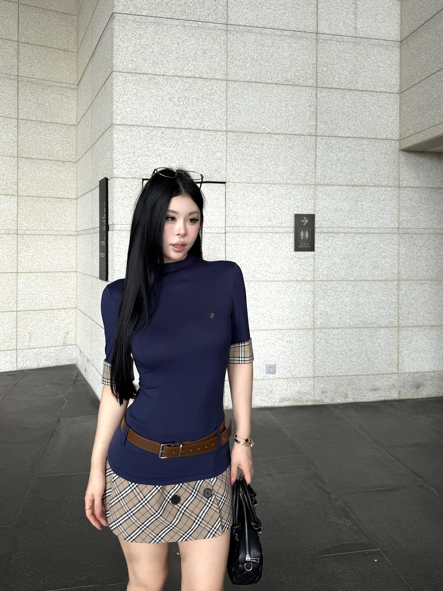 

Черный комплект с юбкой в клетку Black Zen Seven Miranda: женская футболка больших размеров с воротником-стойкой и рукавом до локтя, весенне-летний наряд