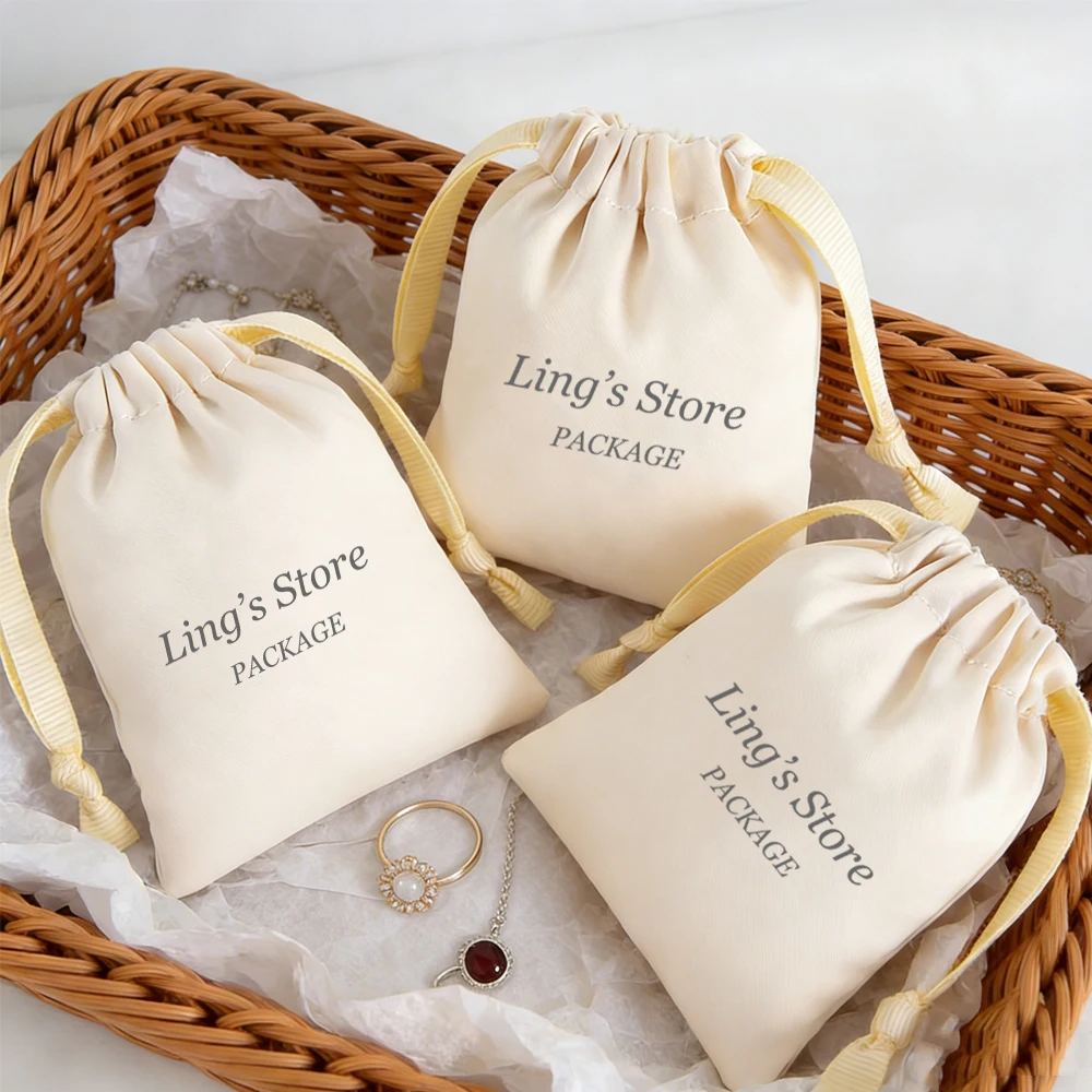 

50 шт. подарочных мешочков из шелкового атласа с индивидуальным логотипом для ювелирных изделий, упаковка с печатью логотипа для колец, свадебных сувениров, конфет для гостей