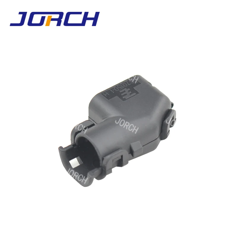 TE Connectivity / AMP 1670150-1  Automotive Connector Covers  Cable Exit Angle 90 Right Angle