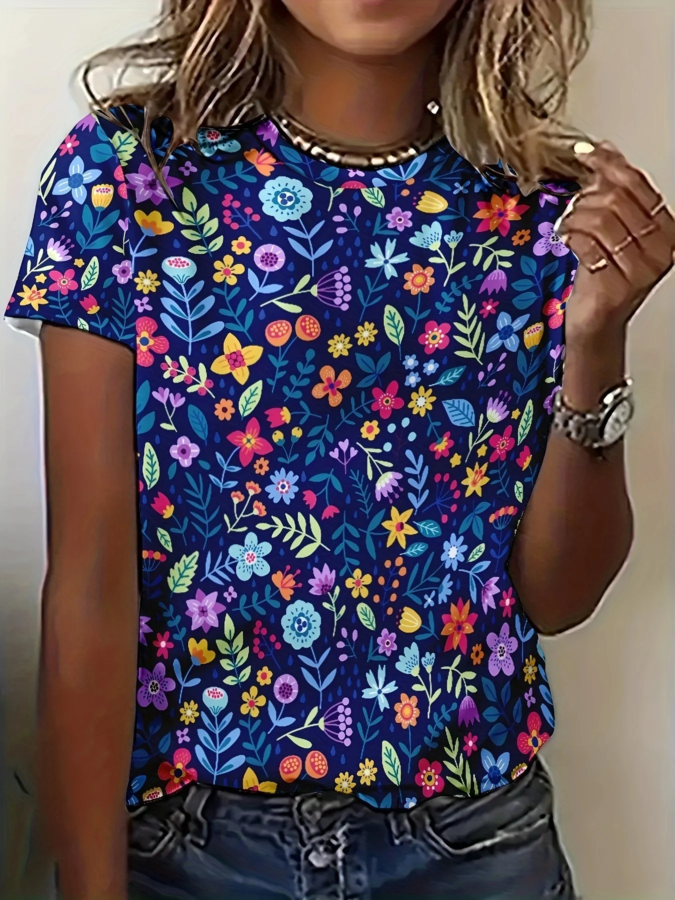 

Женская футболка темно-синего цвета с разноцветным ярким цветочным принтом, веселый ботанический узор для повседневной носки