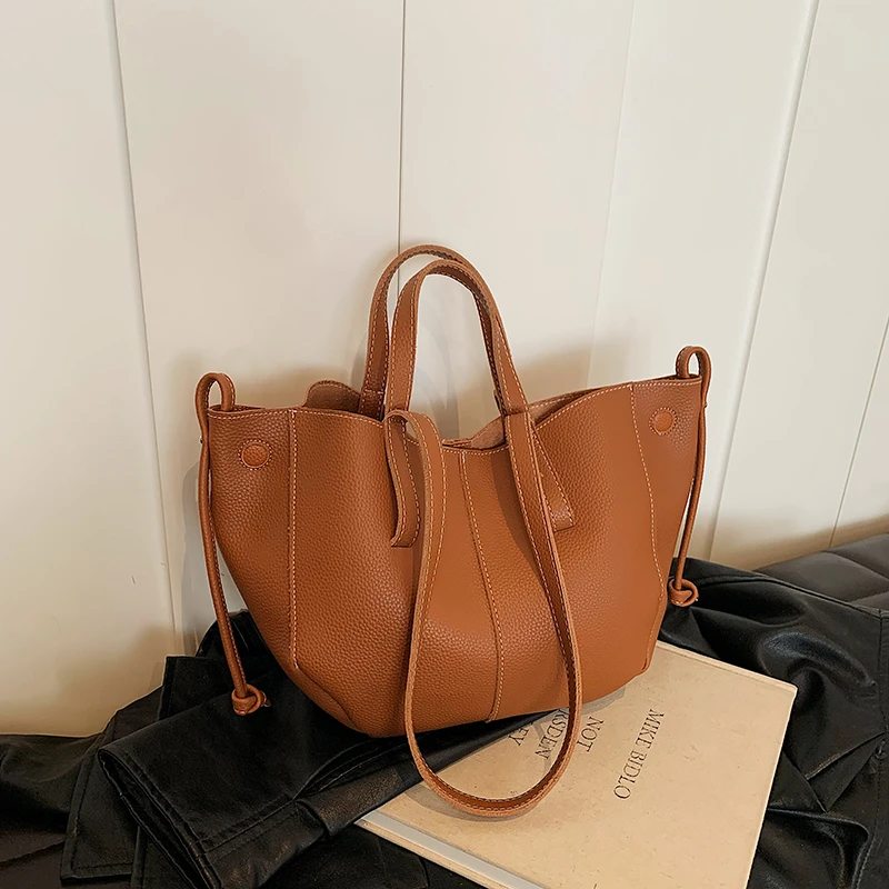 

Small niche design large capacity commuting bag for women 2024 new autumn retro fashion handbag versatile tote bag