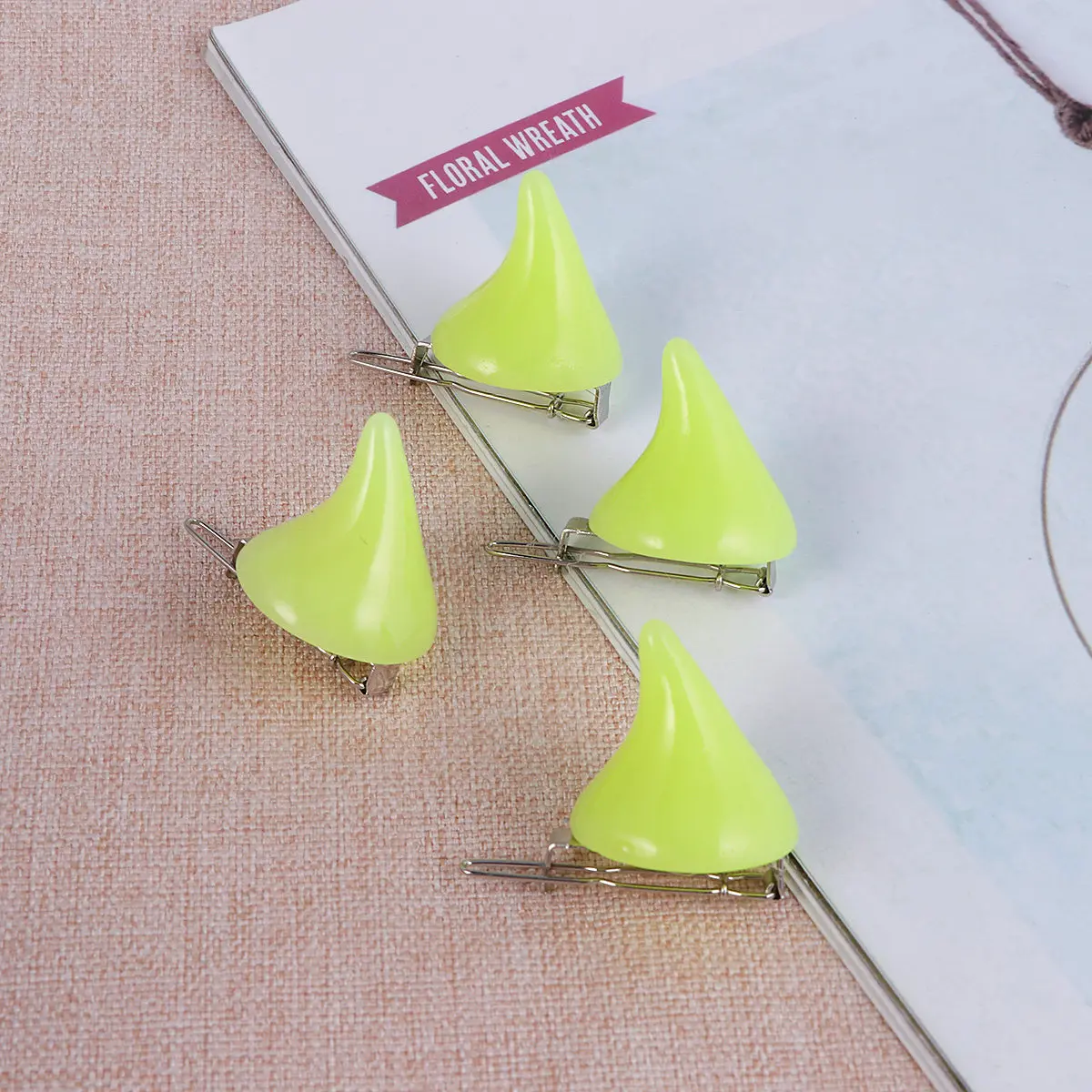 

Набор из 4 черных заколок для волос в виде дьявольских рожь, для вечеринки на Хэллоуин, праздничные забавные заколки с дьявольской тематикой, тканевые и металлические.