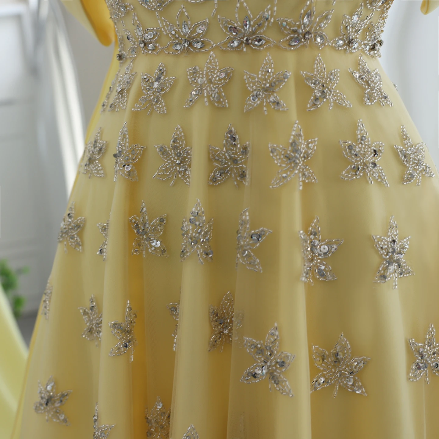Sharon Said Luxuriöses gelbes Satin-Abendkleid aus Dubai mit Cape, schulterfrei, für arabische Frauen, Hochzeitsfeierkleider SS455, maßgeschneidert – Detail 10