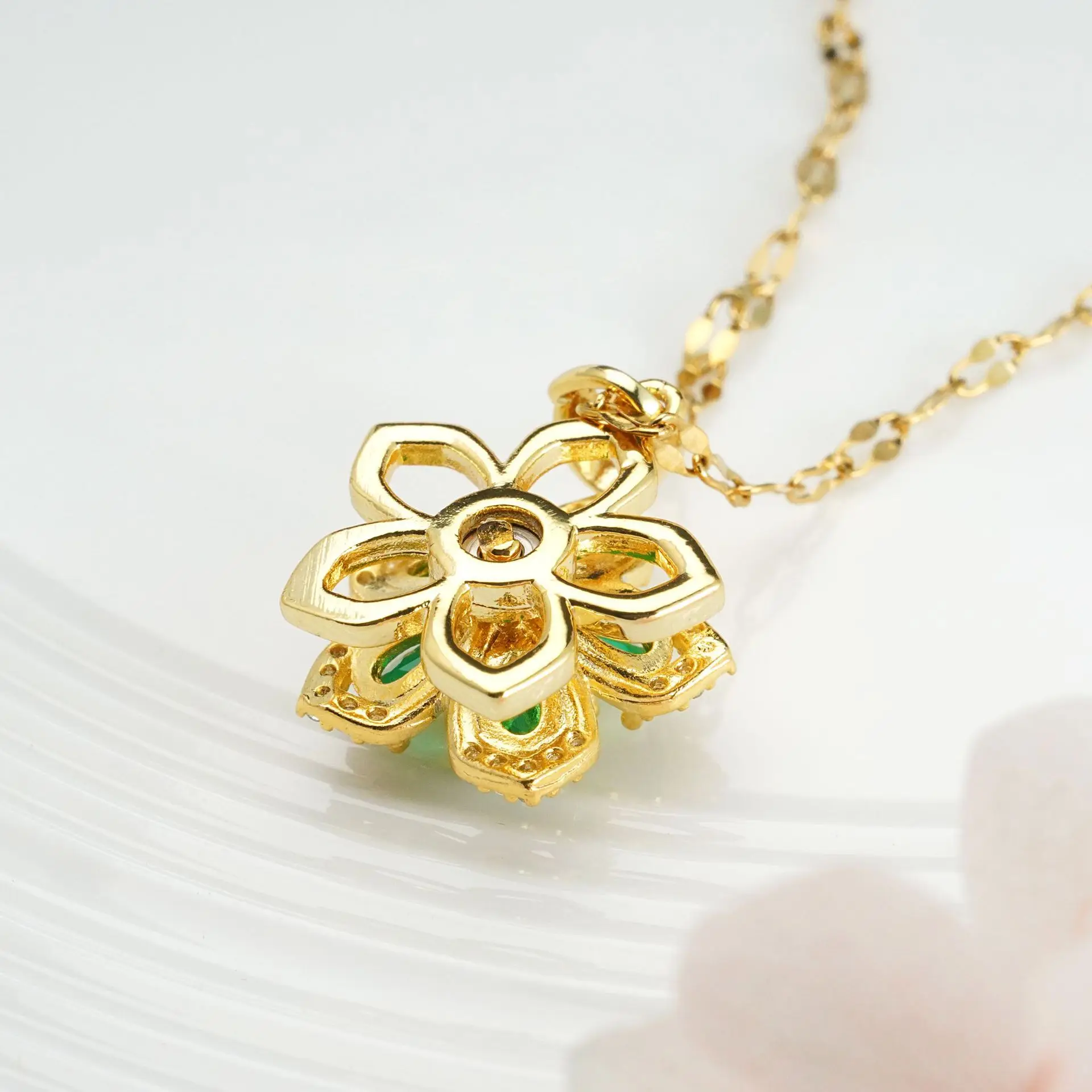 Stainless Steel Chain Luxury Rotatable Colorful Zircon Flower Pendant Necklace for Women Lady Fashion Jewelry Accessories Gifts