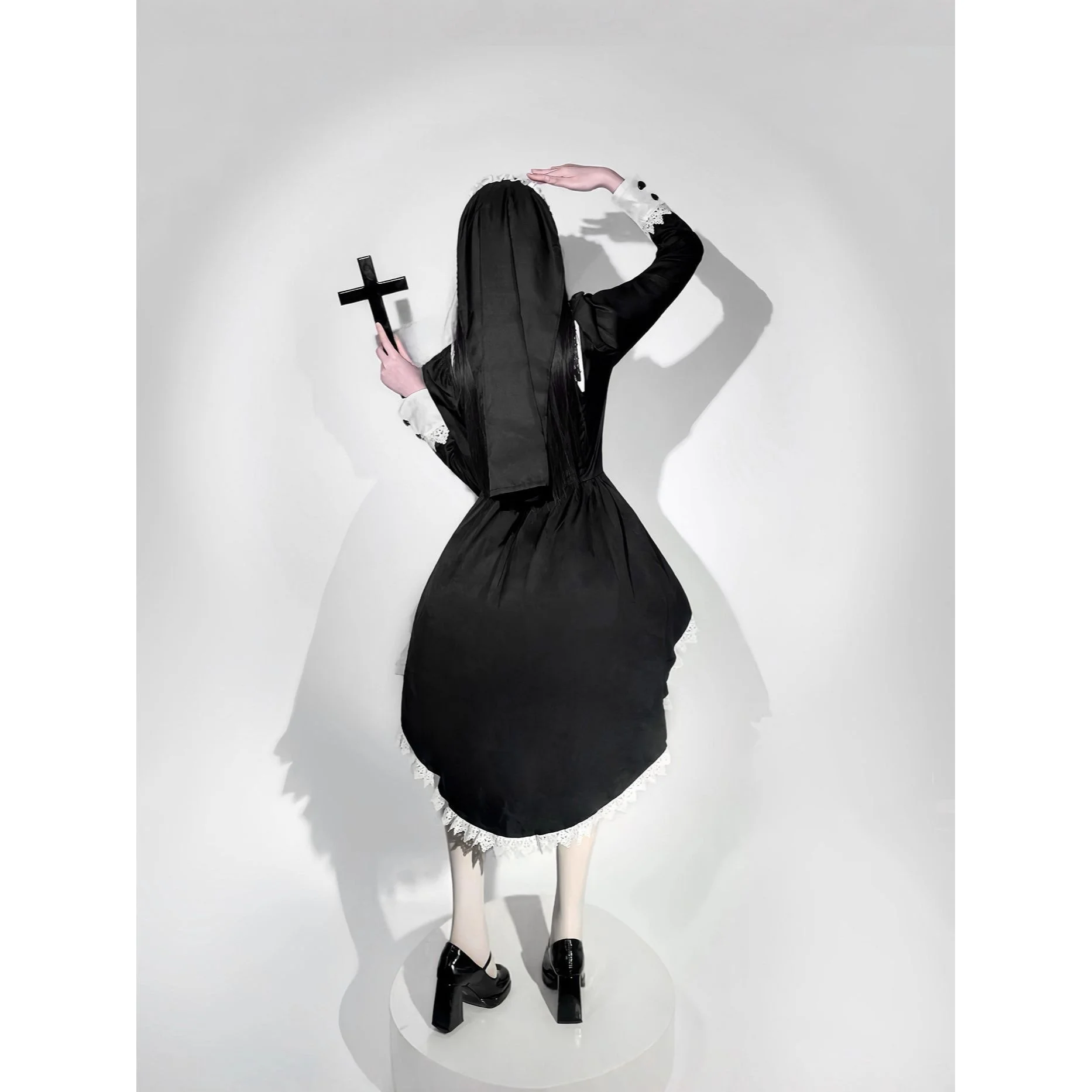 Kostium zakonnicy z haftowanym krzyżem, słodki i stylowy, na Halloween, strój pokojówki, odzież subkultury, strój sceniczny.