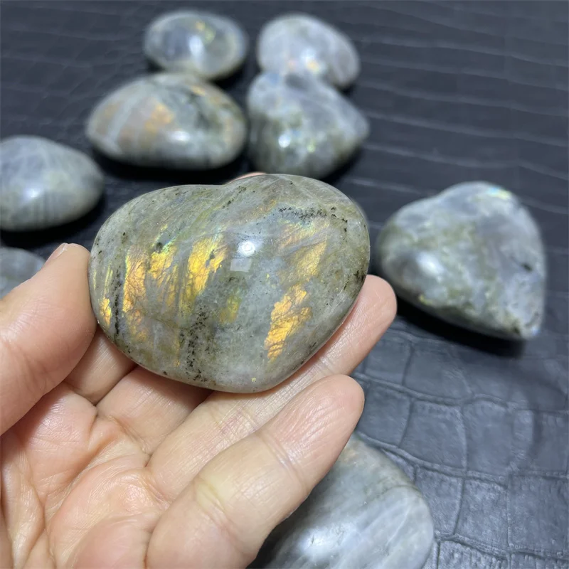 1000 г натурального лабрадорита с кристаллами драгоценных камней в форме сердца