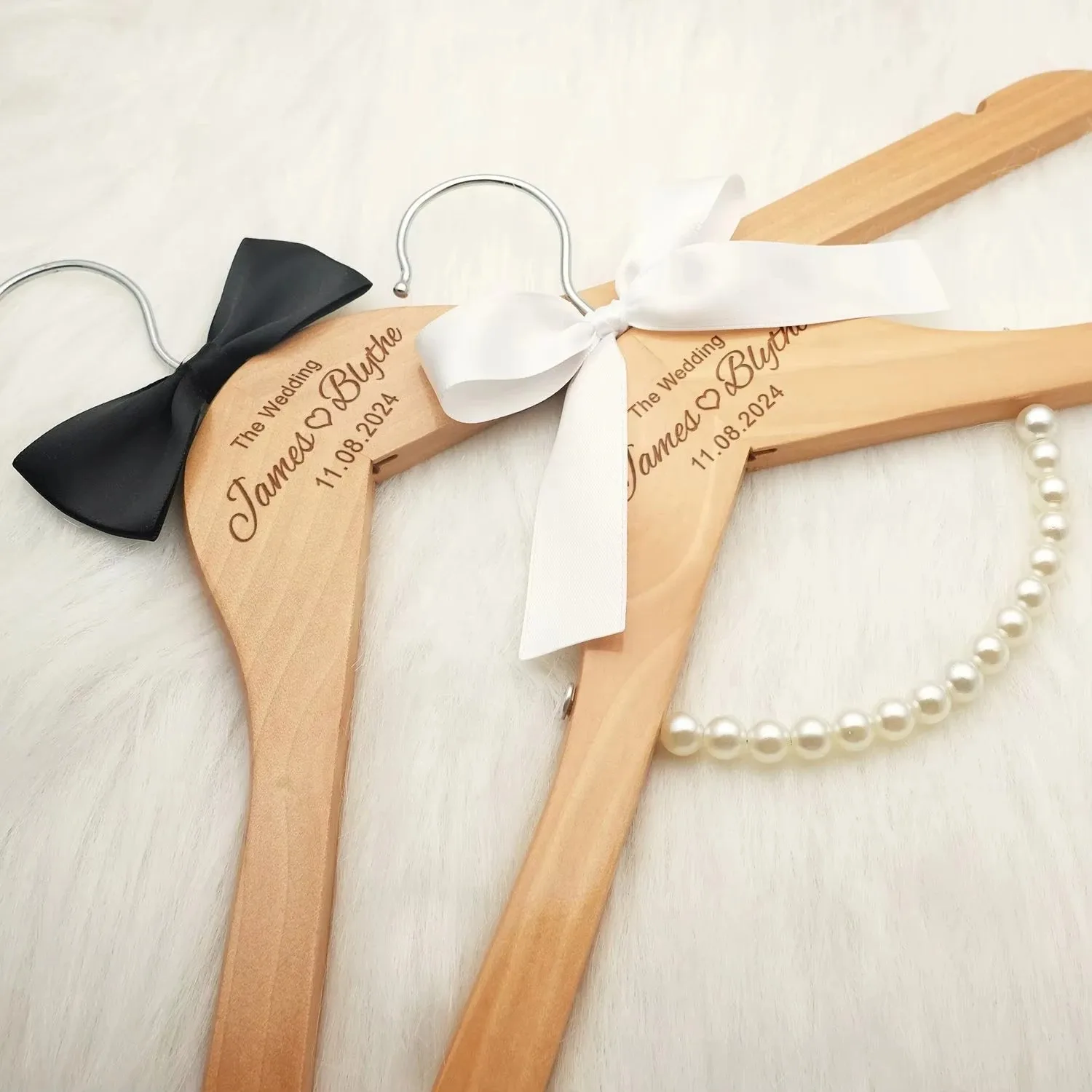 Gepersonaliseerde gegraveerde bruidsbruidegom jurkhanger - elegante houten hanger voor bruiloften perfecte bruidsfeestcadeaus bruiloft aandenken - afbeelding 2