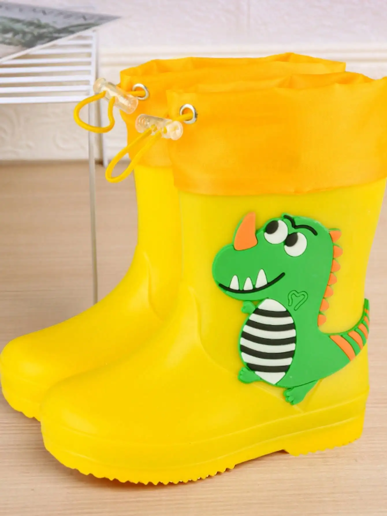 

Пара новых детских резиновых сапог с героями мультфильмов, подходящих как для мальчиков и девочек, с противоскользящими и износостойкими свойствами.