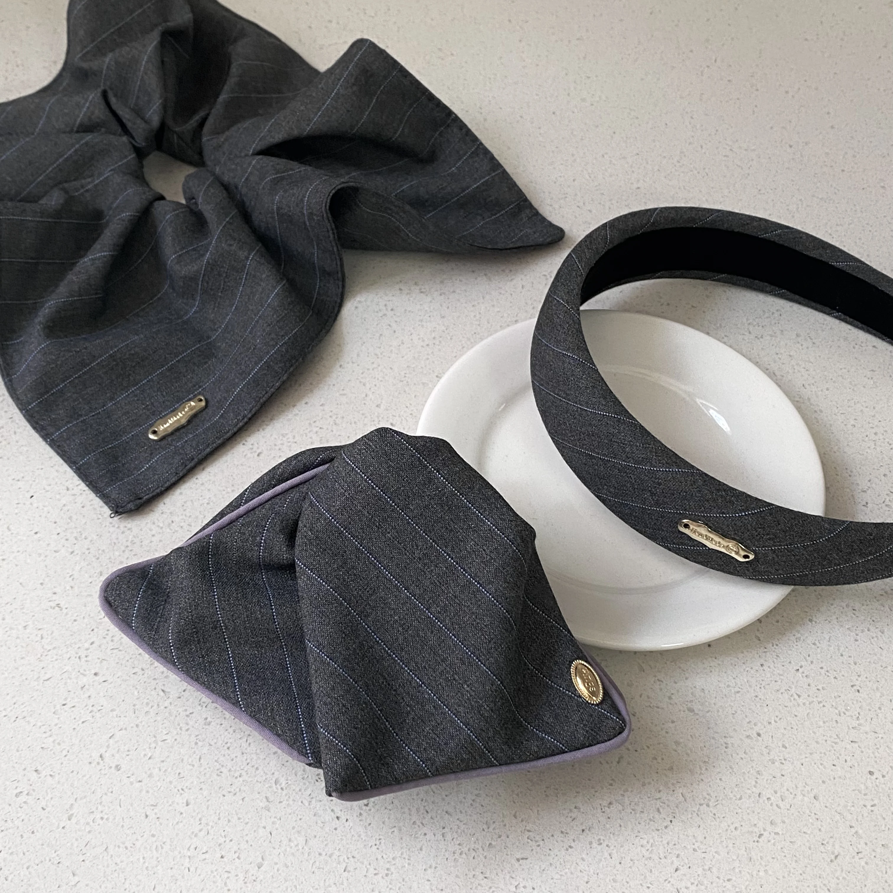 1-teiliges grau gestreiftes Haar-Accessoire-Set, elegantes Stirnband und Haargummis, stilvolle Haardekoration für Frauen – Detail 2
