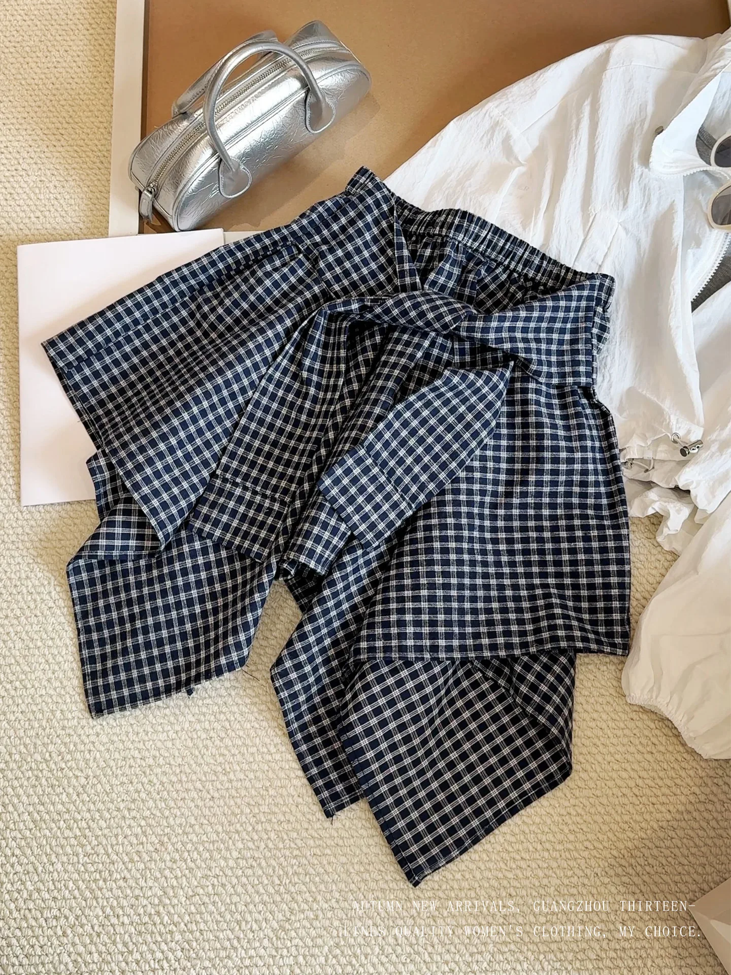 

Дизайнерские поддельные две клетчатые полуюбки неправильной формы для женщин, осень 2024, новая клетчатая короткая юбка трапециевидной формы с высокой талией и ремешком