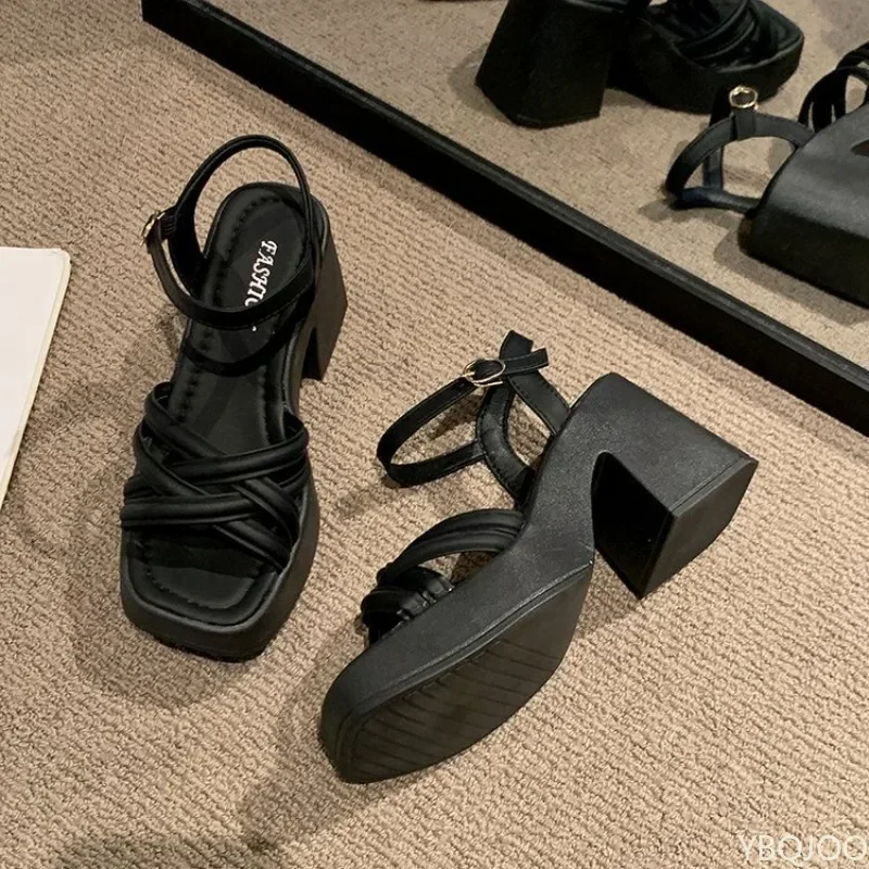 Neue Damen-Sandalen mit dicker Sohle und hohem Absatz, Schnallenverschluss und Fischmaul-Design, ideal für den Strand und zu Röcken kombinierbar, Kollektion 2026 – Detail 15