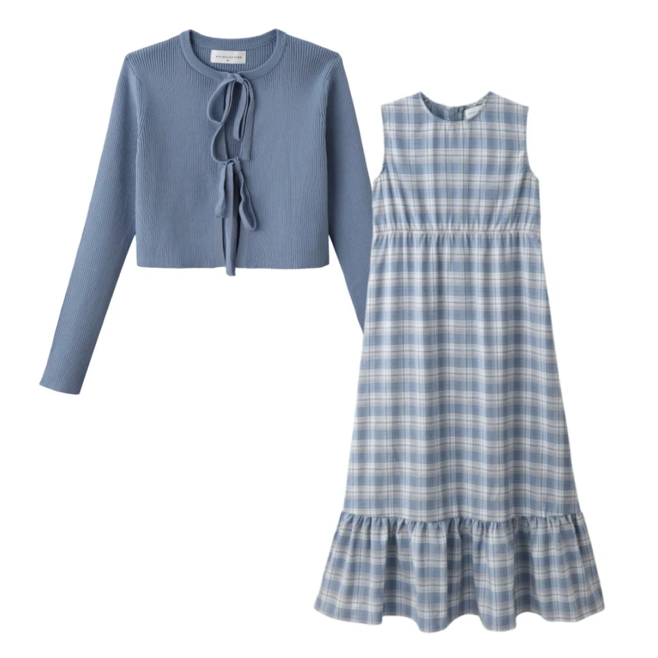 

Летний комплект для подростков: синий вязаный кардиган + клетчатое платье макси без рукавов для праздничного образа.
