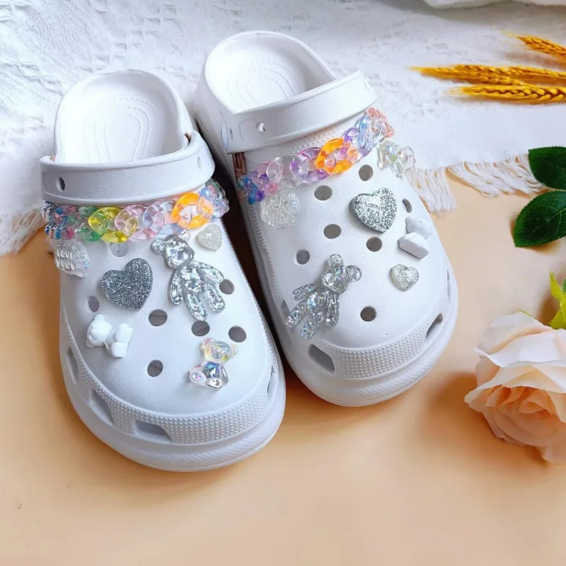 Dijes de zapatos de cocodrilo desmontables, dibujos animados, lindo Oso de Cristal, conjunto de sandalias, zapatillas, accesorios para mujeres,