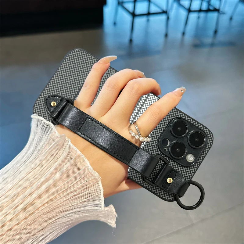 

Carbon fiber Wrist Strap Holder Stand Business Phone Case For Moto G85 G84 G75 G55 G45 G35 G34 Kevlar Textured Plain protection