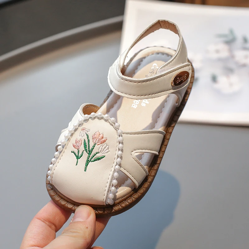 Scarpe eleganti estive retrò di marca per bambine con punta chiusa fiori ricamati sandali per neonati bambini donna scarpe morbide per camminatori