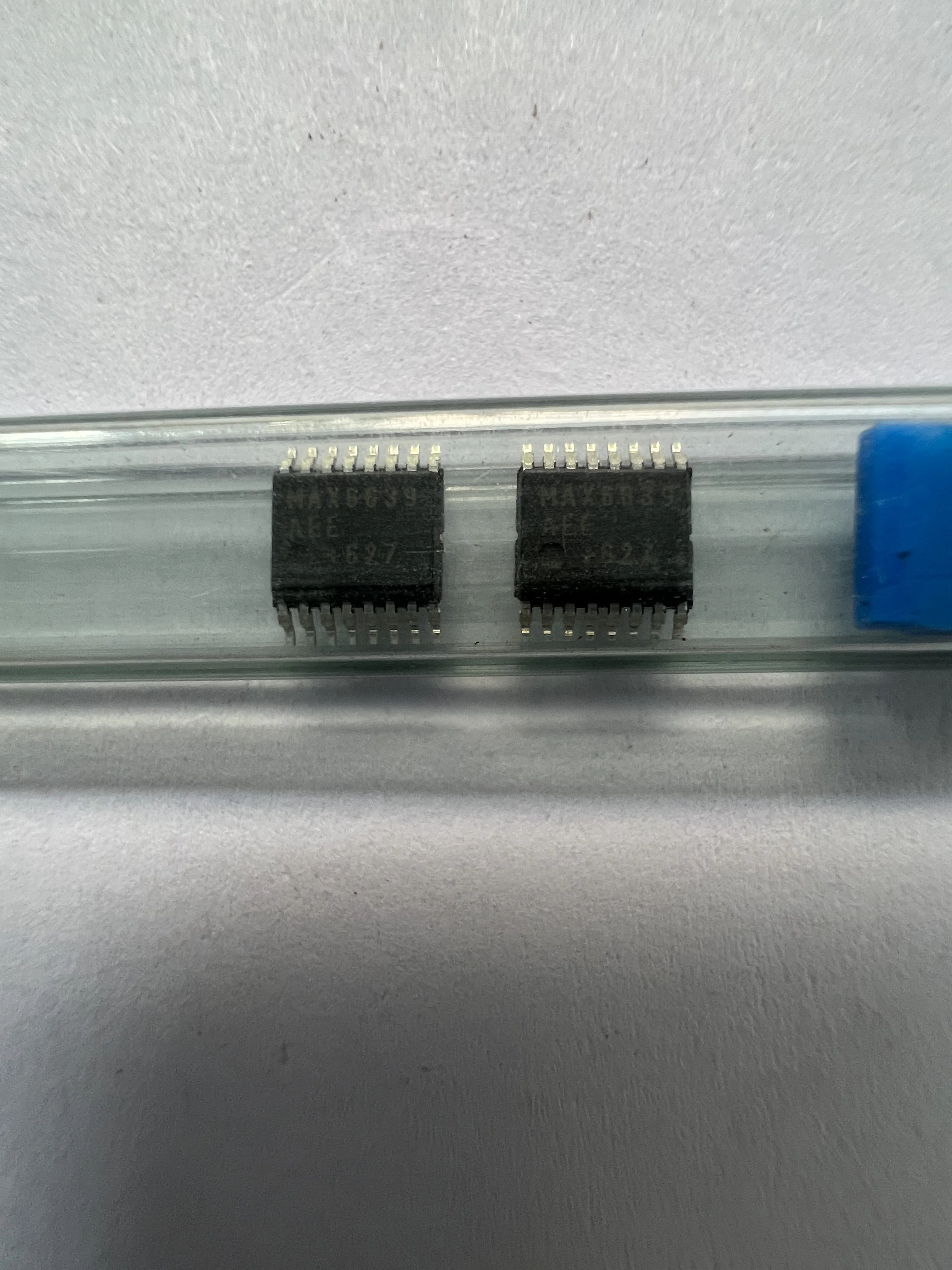 

(IC Temperature Sensors) MAX6639AEE+T