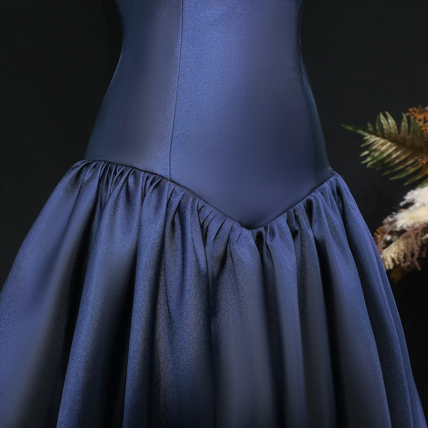 Sharon Said Marineblaues Satin-Abendkleid, trägerlos, tailliert, mit Korsett, geraffter Taille, voluminöses A-Linien-Formal-Partykleid SF480 Custo – Detail 11