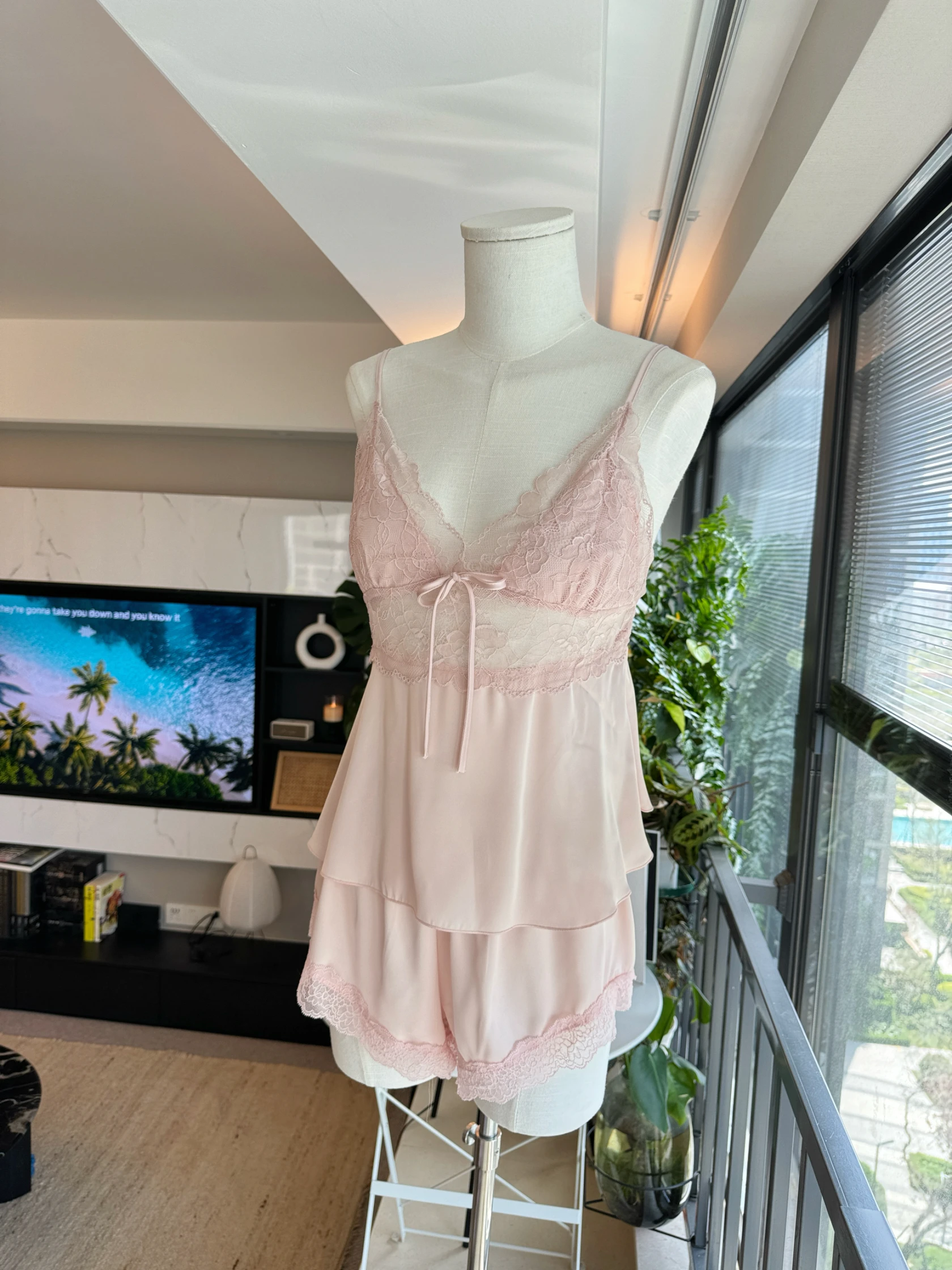 elegante-completo-pigiama-estivo-da-donna-in-seta-ghiaccio-con-bretelle-in-pizzo-e-imbottitura-sul-seno-stile-pure-desire-set-due-pezzi-per-casa